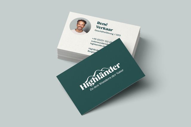 Das neue Branding wird im Printbereich auf der Visitenkarte umgesetzt. Die Vorder- und Rückseite der Visitenkarte mit Bild des Ansprechpartners.