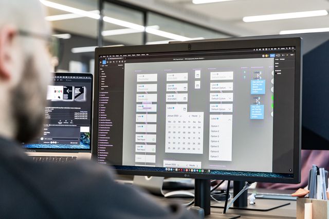 Das Design wird in die digitale Welt übertragen. Aufbau von Verknüpfungen innerhalb von Figma auf einem Monitor.