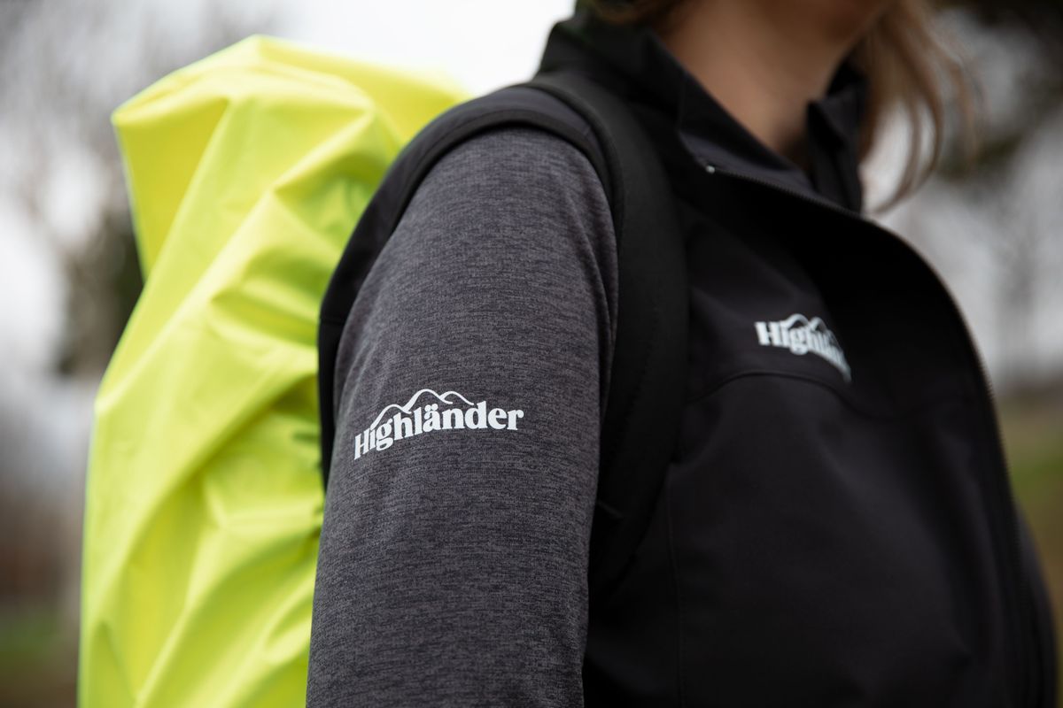 Die Sichtbarkeit der Marke wir auch auf der Bekleidung gesteigert. Gedrucktes Logo auf dem Ärmel eines Funktionsshirts und der Brust einer Outdoor-Weste.