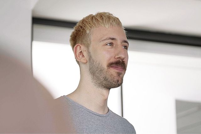 Marcel Schindler ist Senior Designer bei arndtteunissen. Marcel Schindler in den Büroräumen der Agentur in Düsseldorf.