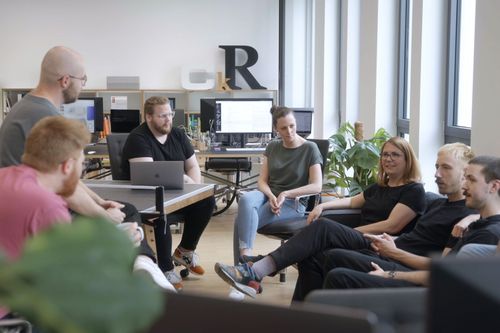 Unser Team von arndtteunissen denkt und arbeitet übergreifend in den Bereichen Strategie, Branding, Corporate Identity, UX, Design, Web, 3D, Motion und Text