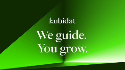 Kubidat Keyvisual und Claim Corporate Design Keyvisual von Kubidat mit Claim „We guide. You grow.“ in markanter grüner Farbgestaltung.