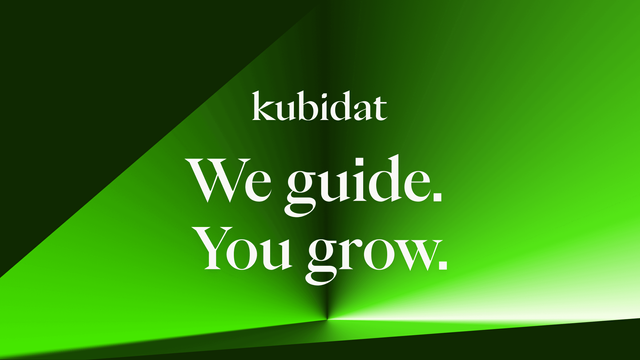 Kubidat Keyvisual und Claim Corporate Design Keyvisual von Kubidat mit Claim „We guide. You grow.“ in markanter grüner Farbgestaltung.