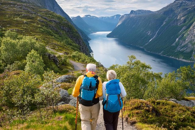 Zwei ältere Personen Wandern entlang eines Fjords.