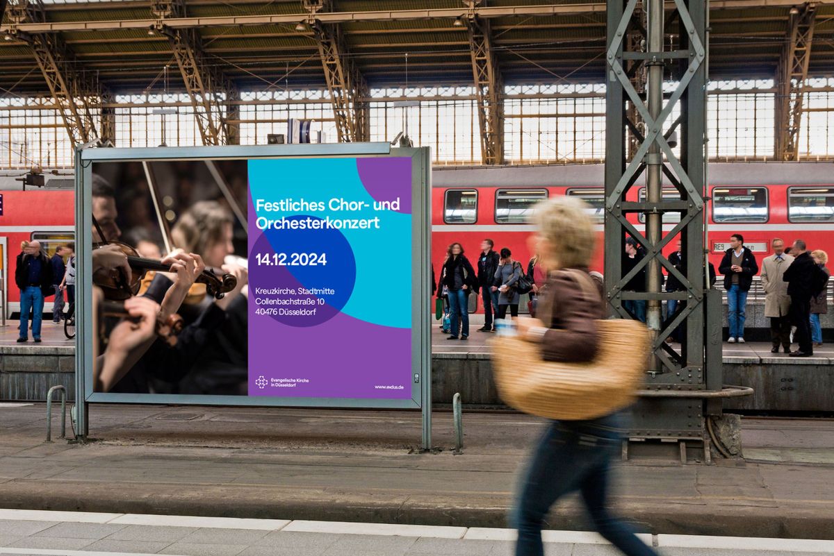 Ein 18-1-Plakat mit einer Konzertankündigung an einem Bahnhof in Deutschland.