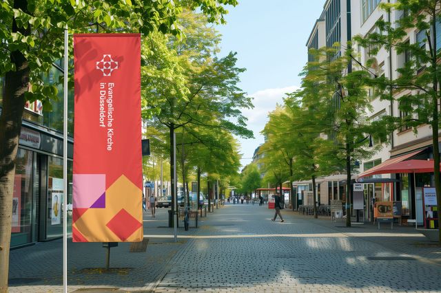 Fotorealistische Darstellung einer großen Beachflag mit dem Logo der Evangelischen Kirche in einer Innenstadtpassage.