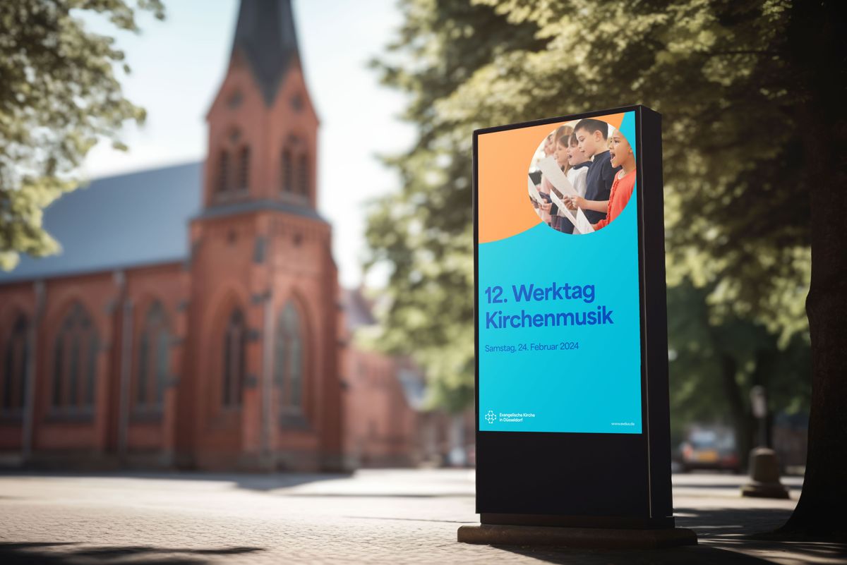 Leuchtdisplay im Außenbereich vor einer Kirche in Düsseldorf.