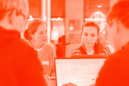 UX Analyse und Optimierung während des Usability Testessens | Copyright Arndtteunissen Teilnehmer analysieren gemeinsam Nutzerfeedback und optimieren die User Experience im Workshop.